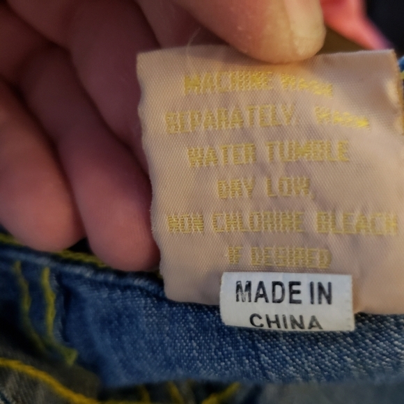 Y2K Crest Jeans Denim Shorts Jorts Yellow Stiching Size 9/10 Juniors EUC - Picture 7 of 8